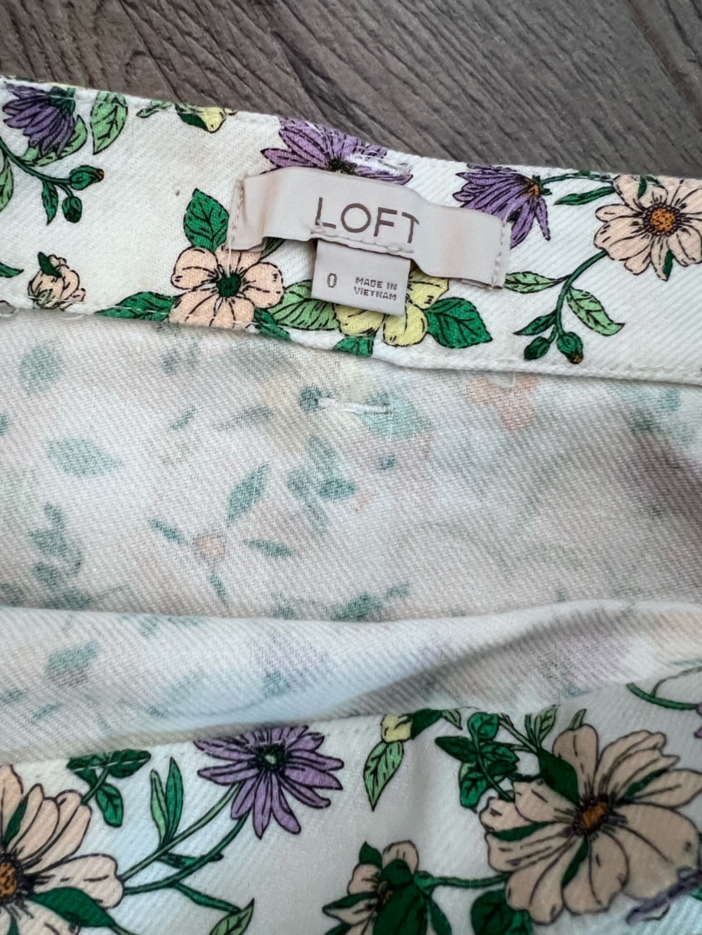 LOFT Floral Vine Wall Fabric - White with Purple, Yellow & Green - size 0 - Picture 4 of 5